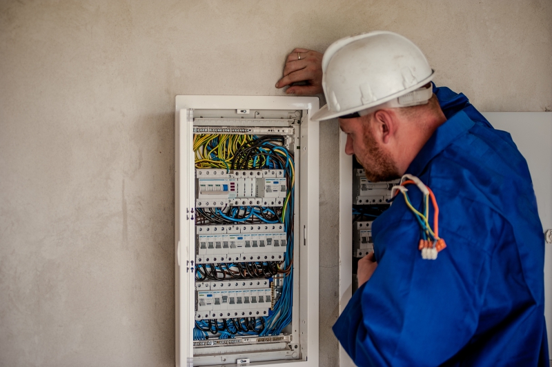 electricite-CAUSSOLS-min_electrician-2755683